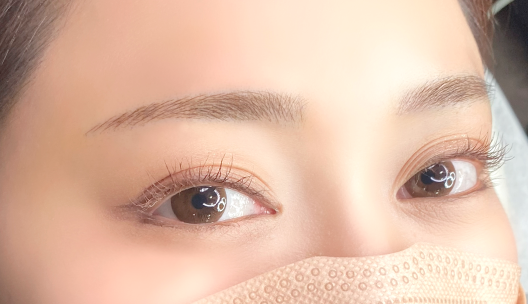 すっぴんでも映え時短できる平行眉に整えました。