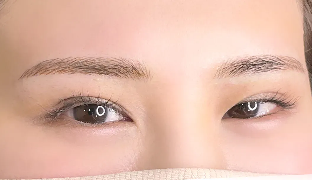 柔らかさを意識した大人可愛い美眉に仕上げました。