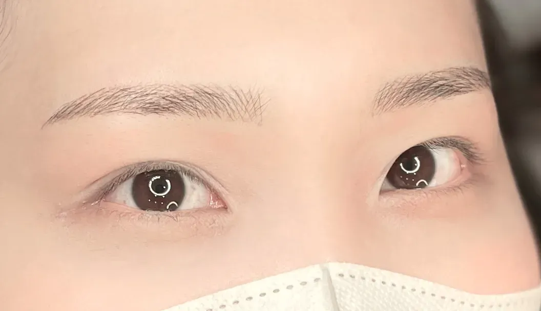 自然な仕上がりでメイク時間を短縮できる平行眉です。