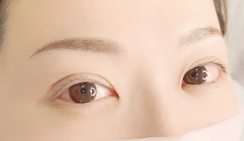 自然で映える上がりストレート眉に整えました。