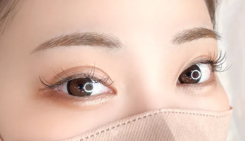 華やかで若々しい平行アーチ眉デザインです。