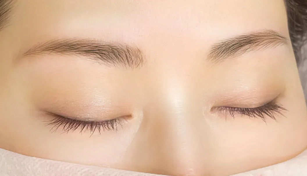 自然な上がりストレート眉で時短と美しさを両立しました。