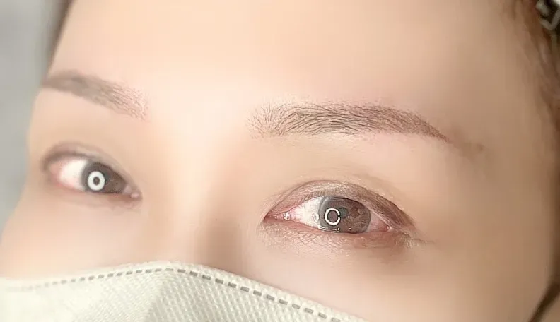 整いにくい眉も映える上がりアーチ眉に改善しました。
