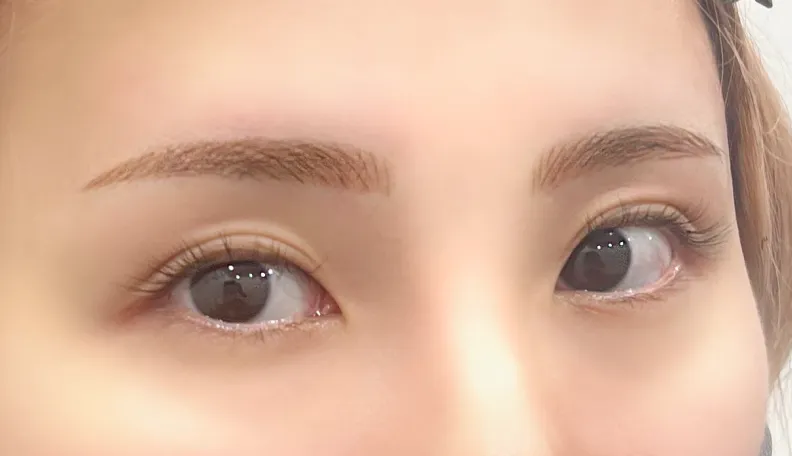 形を整え、くっきり平行眉に仕上げました。