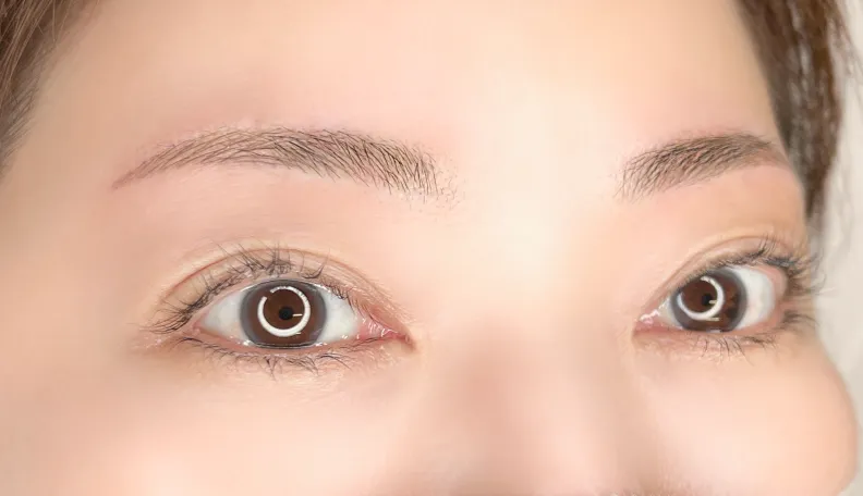 自然でくっきり映える上がりストレート眉です。