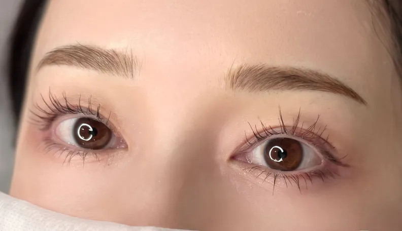 くっきり華やかで若々しい平行アーチ眉です。