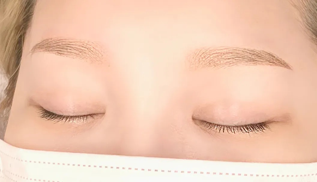 すっぴんでも自然に映える平行眉で優しい印象に整えました。