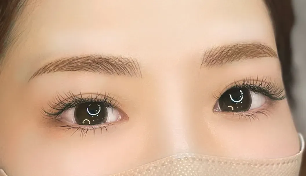 整いにくい眉もくっきり若々しい平行アーチ眉に改善しました。